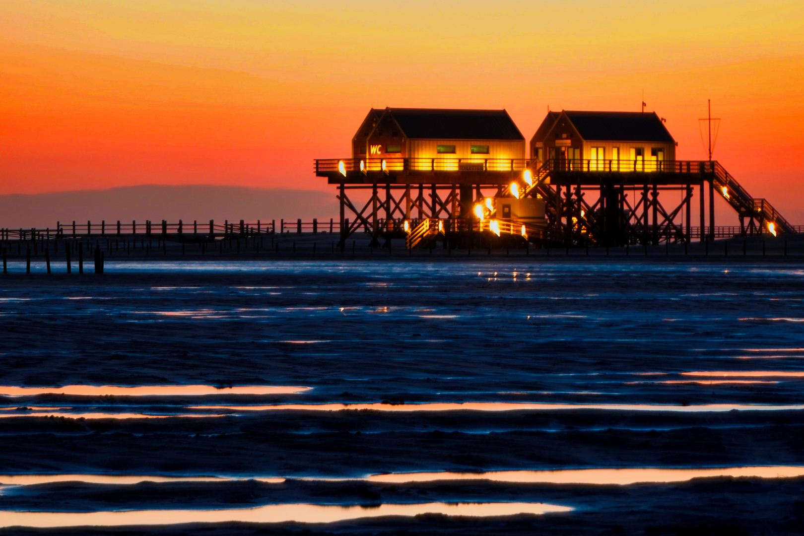 Pfahlbauten im winterlichem Sonnenuntergang St.Peter Ording