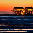 Pfahlbauten im winterlichem Sonnenuntergang St.Peter Ording