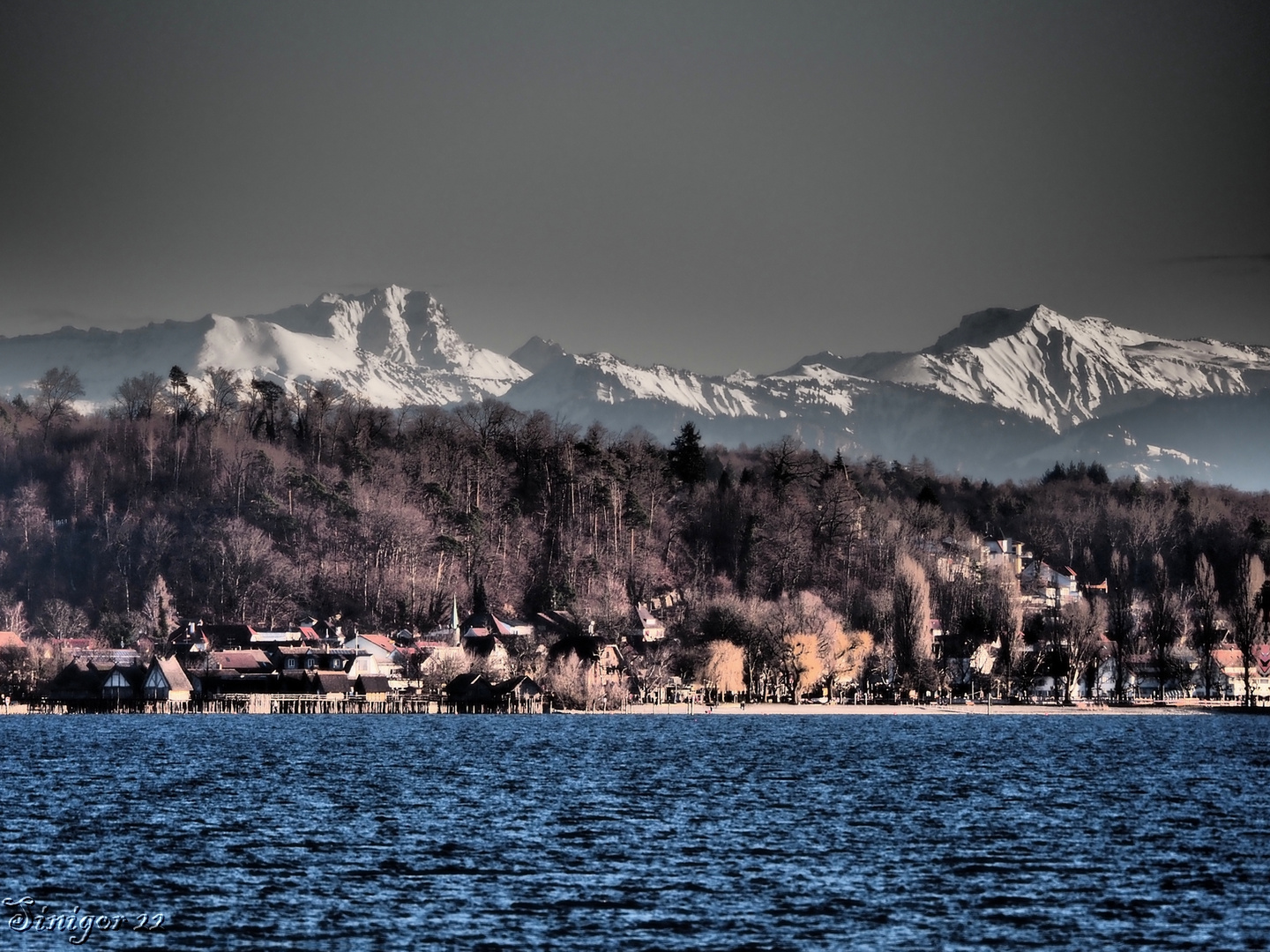 Pfahlbauten zwischen See und Bergen