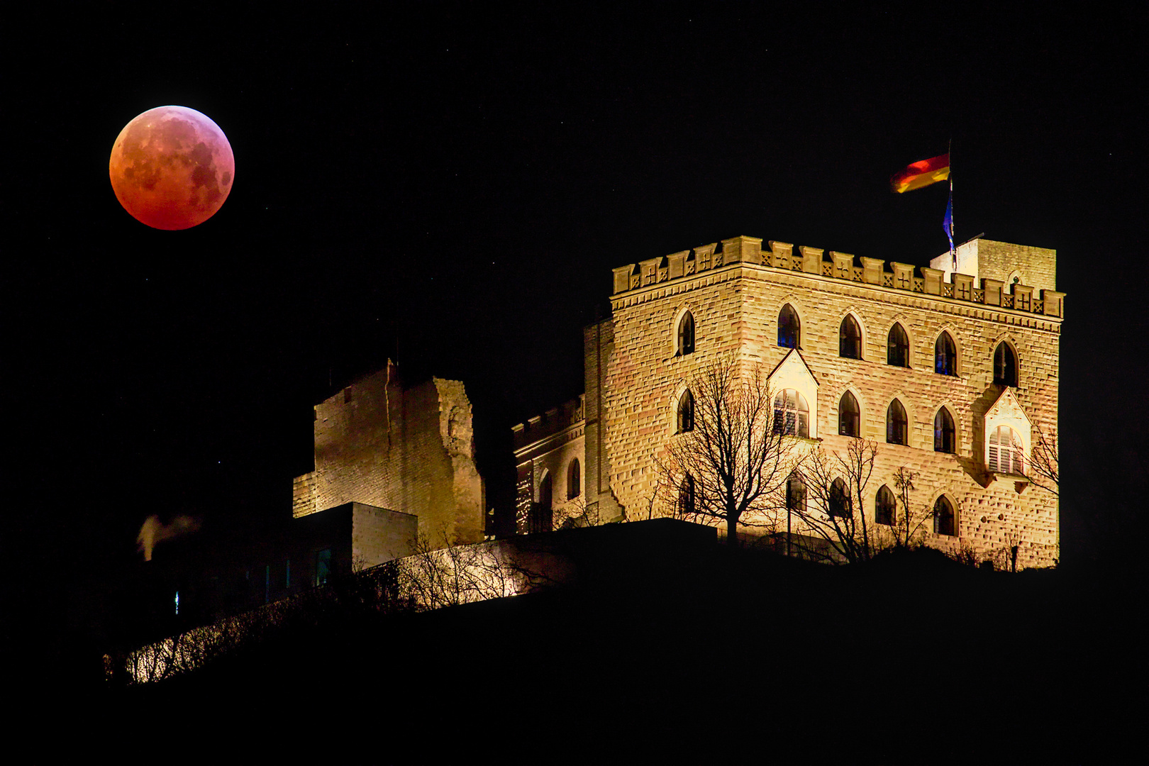 Pfalz - Blutmond über dem Hambacher Schloss