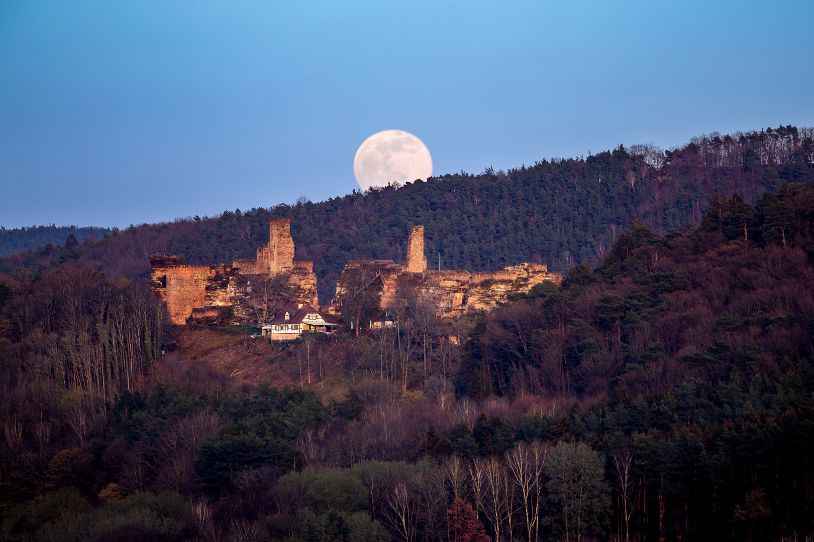 Pfalz - Burg Altdahn 3 Minuten früher in ganz anderem Licht