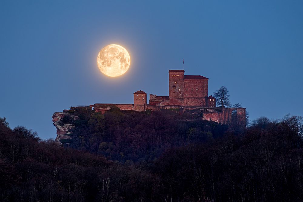 Pfalz - der Ostermond senkt sich über die Kaiserburg (Reedit)