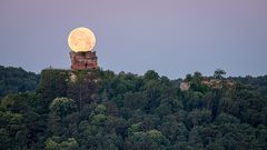 Pfalz - Erdbeermond über dem Drachenzahn