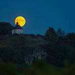 Pfalz - Erntemond im Rücken der Kapelle