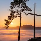 Pfalz - Gipfelkreuz überm Nebelmeer