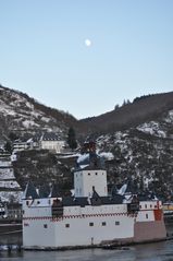 Pfalz Grafenstein mit Mond