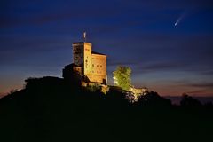 Pfalz - Komet Neowise über der Burg Trifels