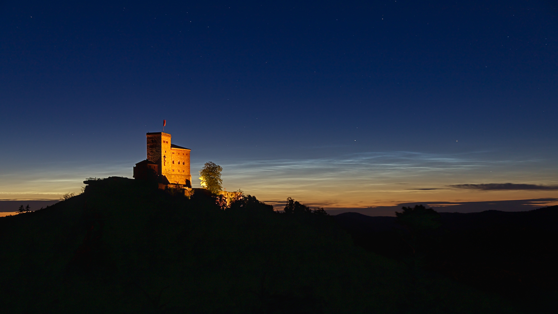 Pfalz - leuchtende Nachtwolken an der Burg Trifels