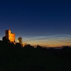 Pfalz - leuchtende Nachtwolken an der Burg Trifels