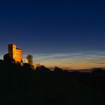 Pfalz - leuchtende Nachtwolken an der Burg Trifels