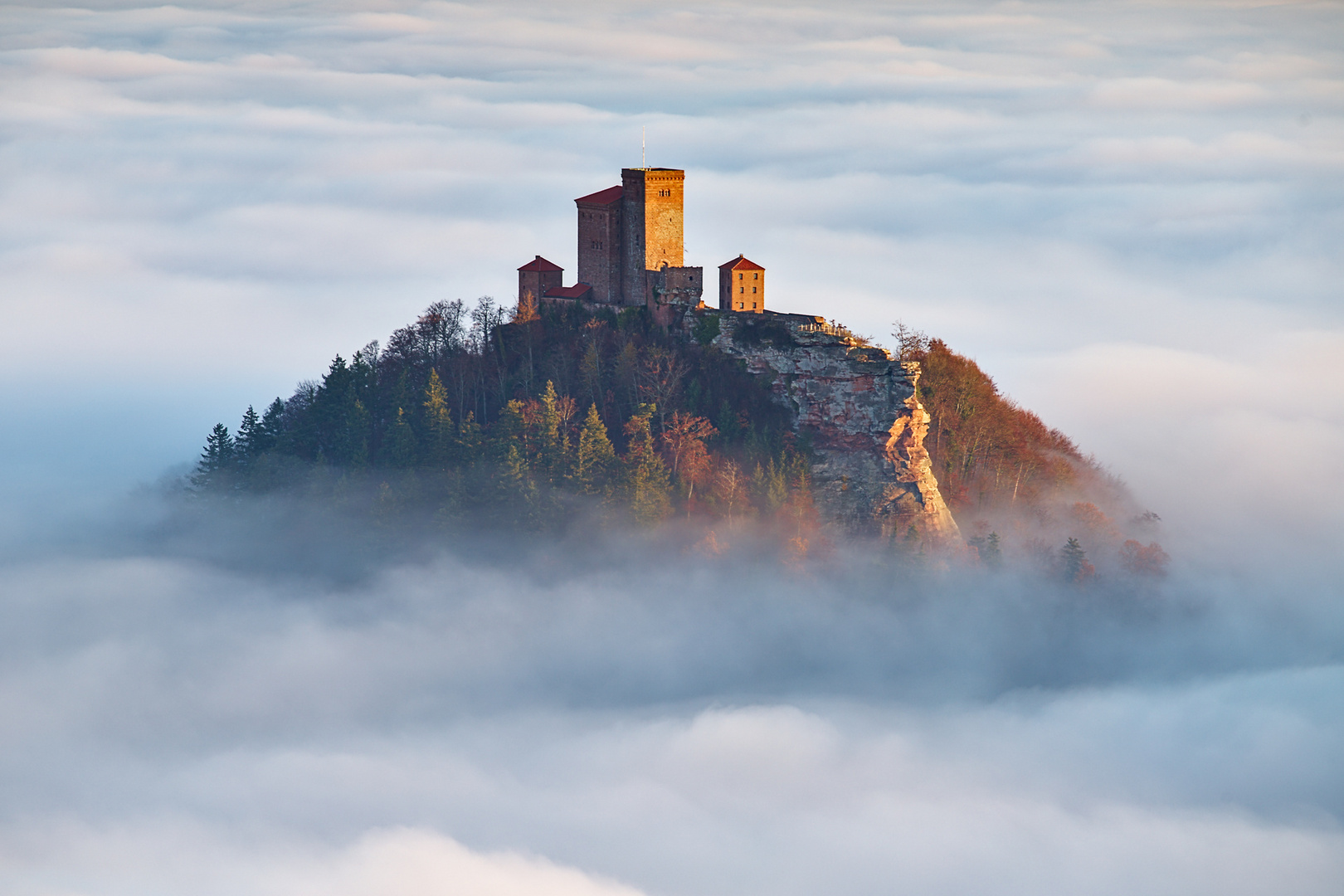 Pfalz - majestätisch ragt die Kaiserburg... 