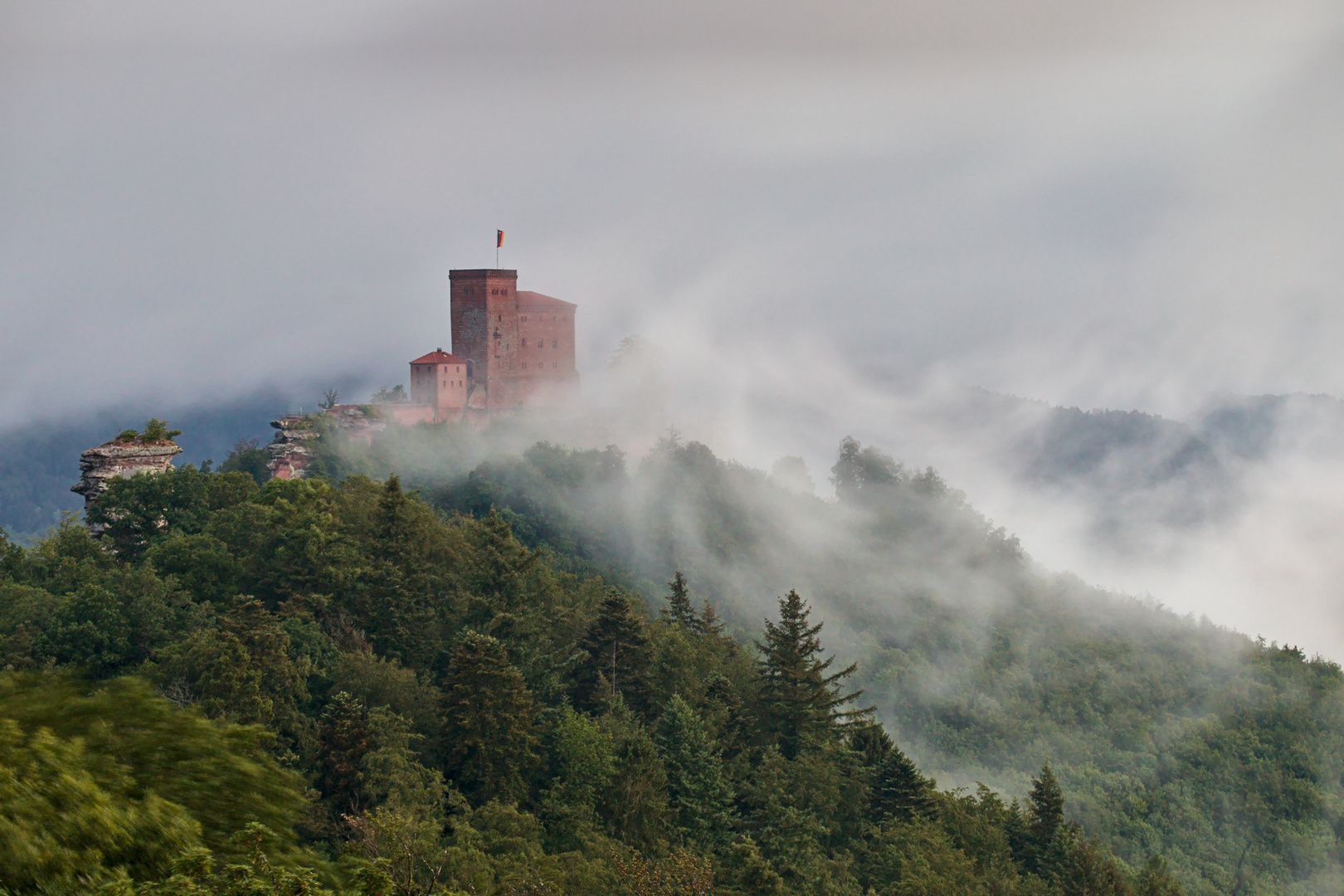 Pfalz - mystischer Morgen an der Burg Trifels 