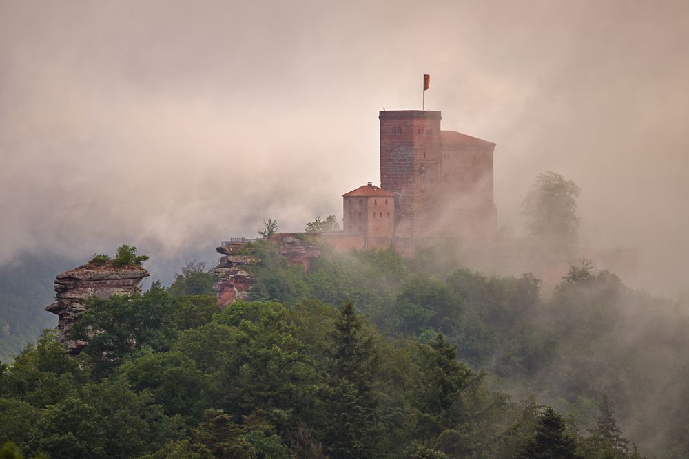 Pfalz - mystischer Morgen an der Burg Trifels