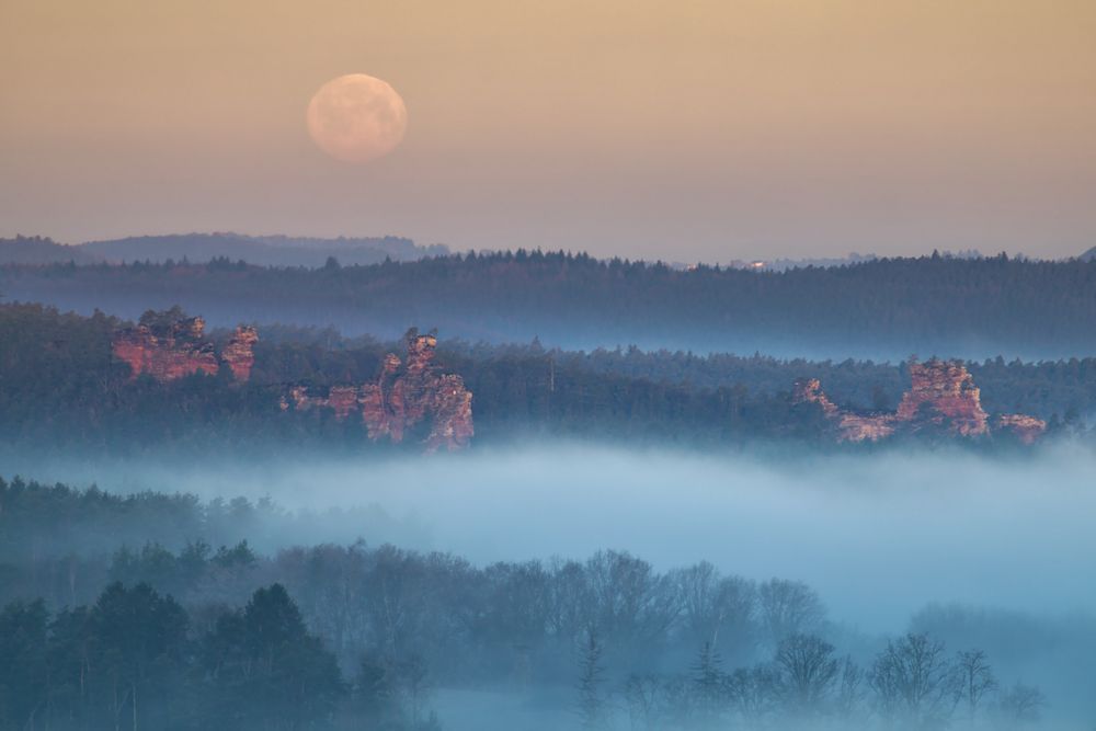 Pfalz - Narrenmond über dem Dahner Felsenland