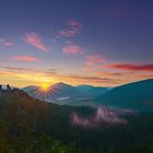 Pfalz - nebeliger Sonnenaufgang an der Burg Altdahn