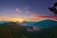 Pfalz - nebeliger Sonnenaufgang an der Burg Altdahn