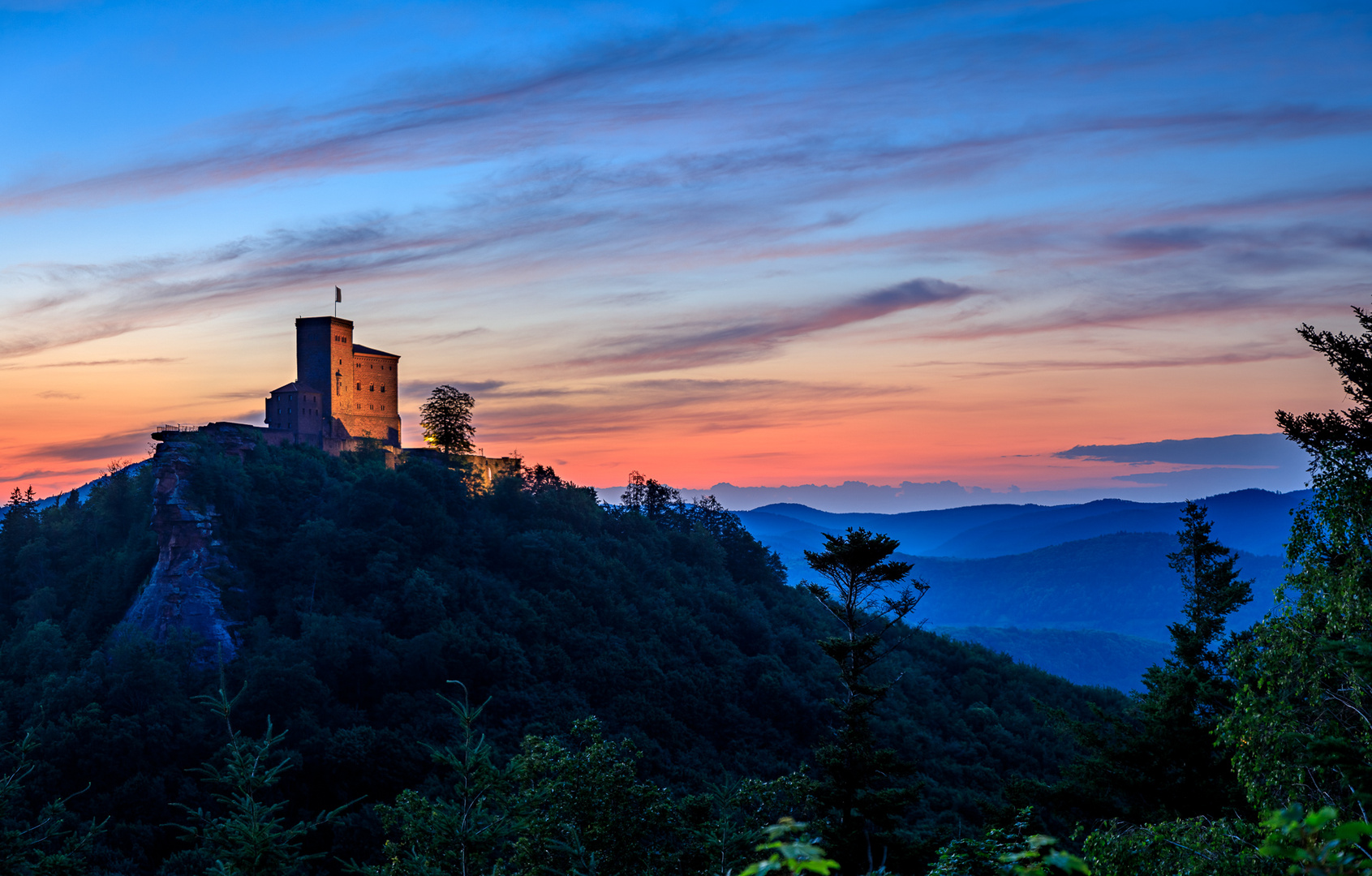 Pfalz - nichtendende Sommernacht an der Burg Trifels