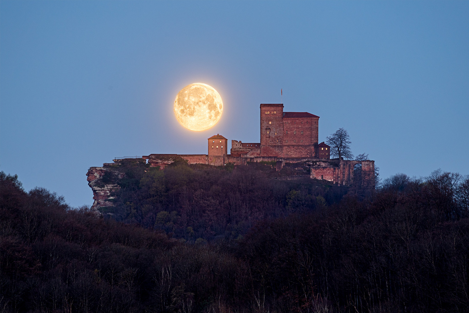 Pfalz - Ostermond senkt sich über die Kaiserburg