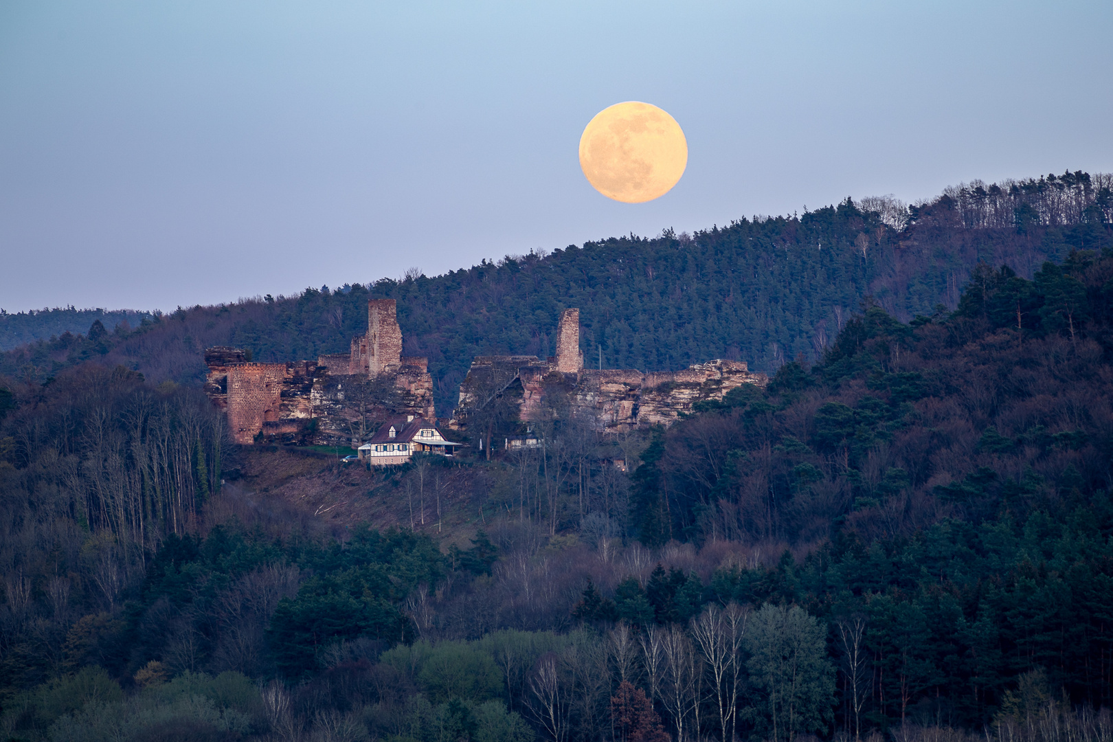 Pfalz - Ostermond über der Burg Altdahn