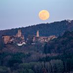 Pfalz - Ostermond über der Burg Altdahn