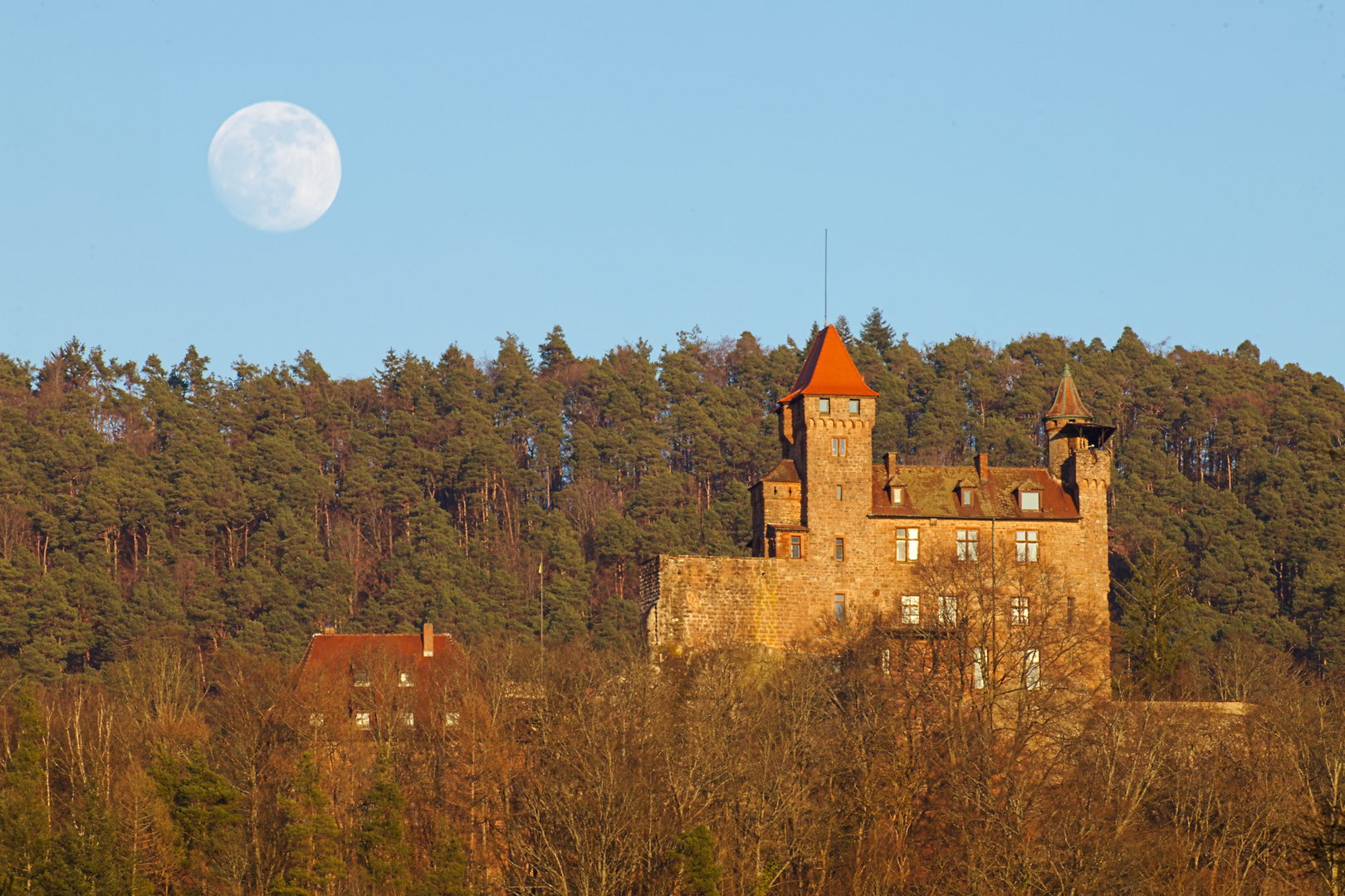 Pfalz - Schneemond am sonnenbefluteten Bewartstein