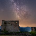 Pfalz - Sommer-Milchstraße u?ber der Burg Lindelbrunn