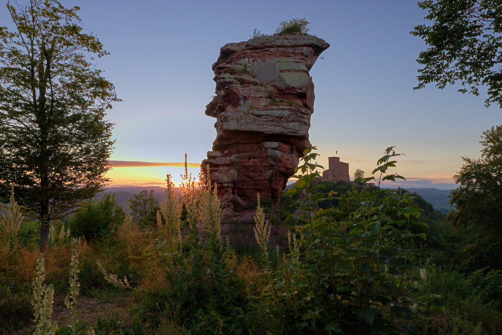 Pfalz - Sonnenuntergang an der Burg Anebos und Trifels