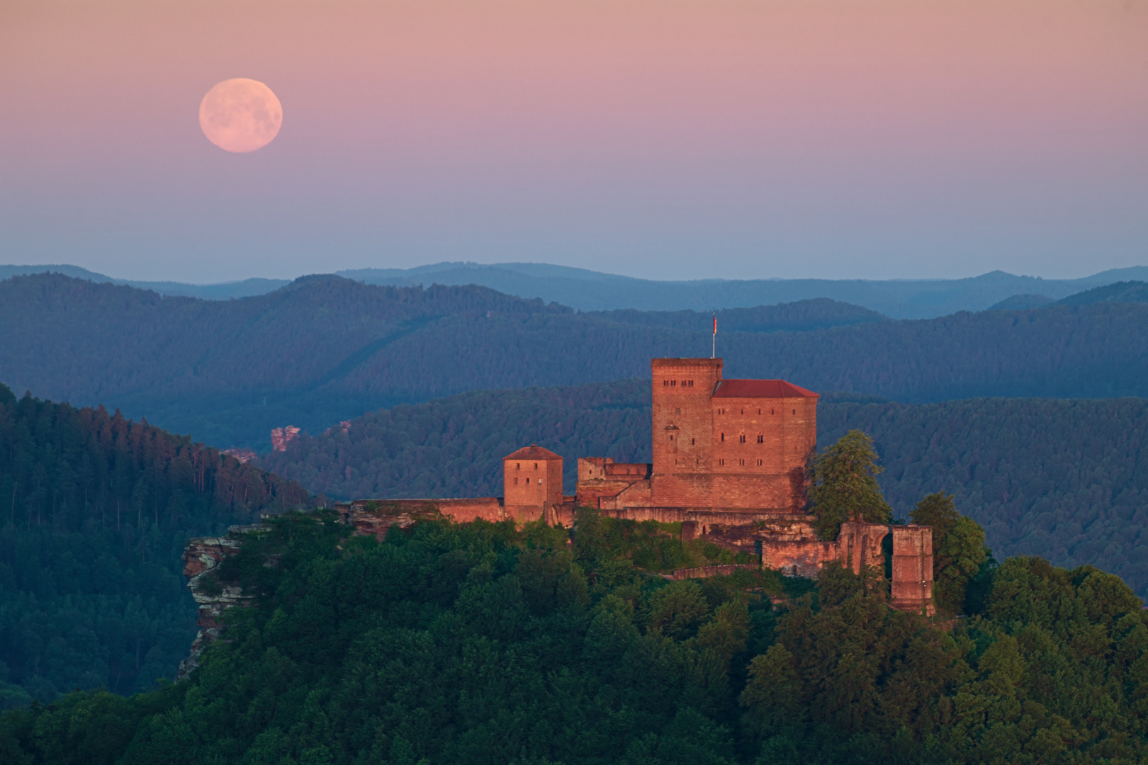 Pfalz - Wonnemond zum Sonnenaufgang an der Burg Trifels II