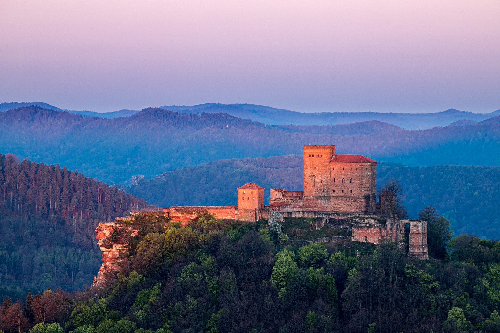 Pfalz - Zwielicht am Trifels.