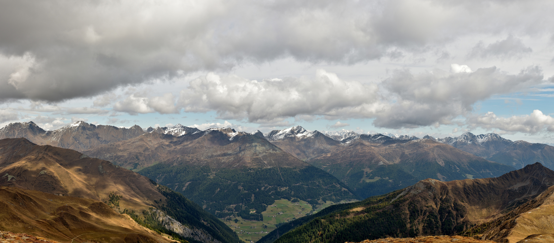 Pfannhorn (2663 m)-Panorama aus 14 Freihand-Aufnahmen hochkant.