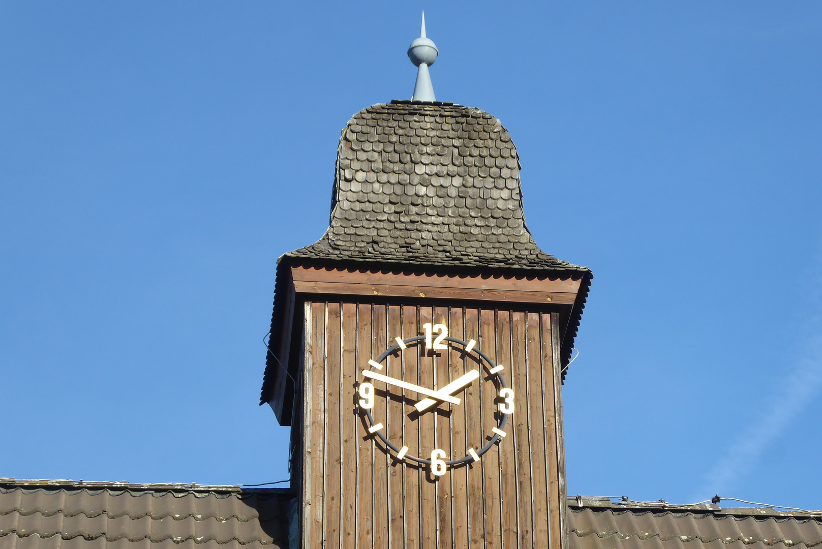 Pfarrhaus mit Uhrenturm