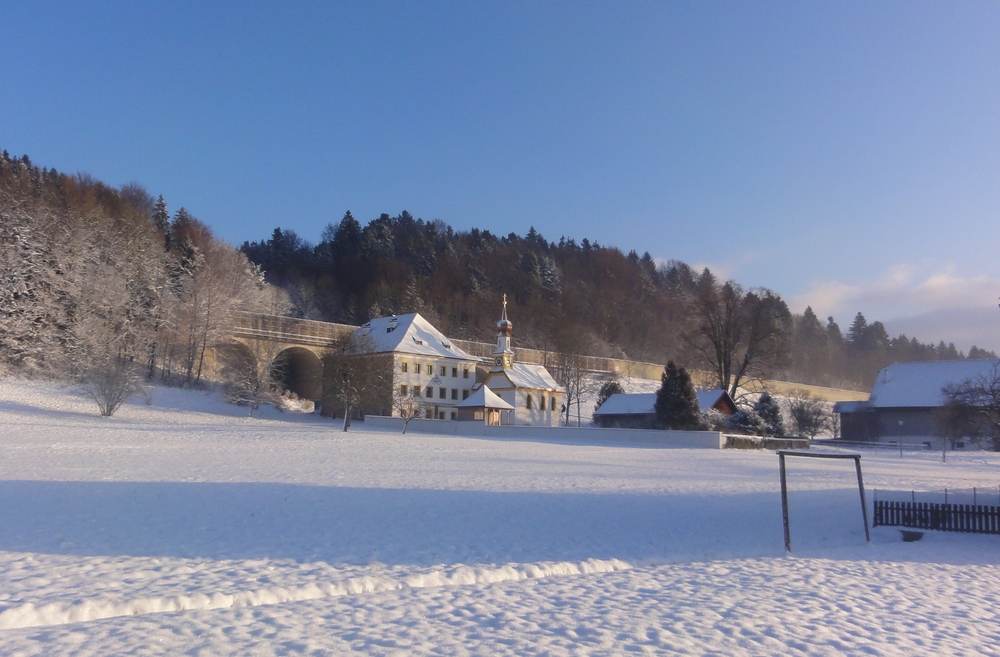 Pfarrhofansicht in Thalgau bei Winterbeginn