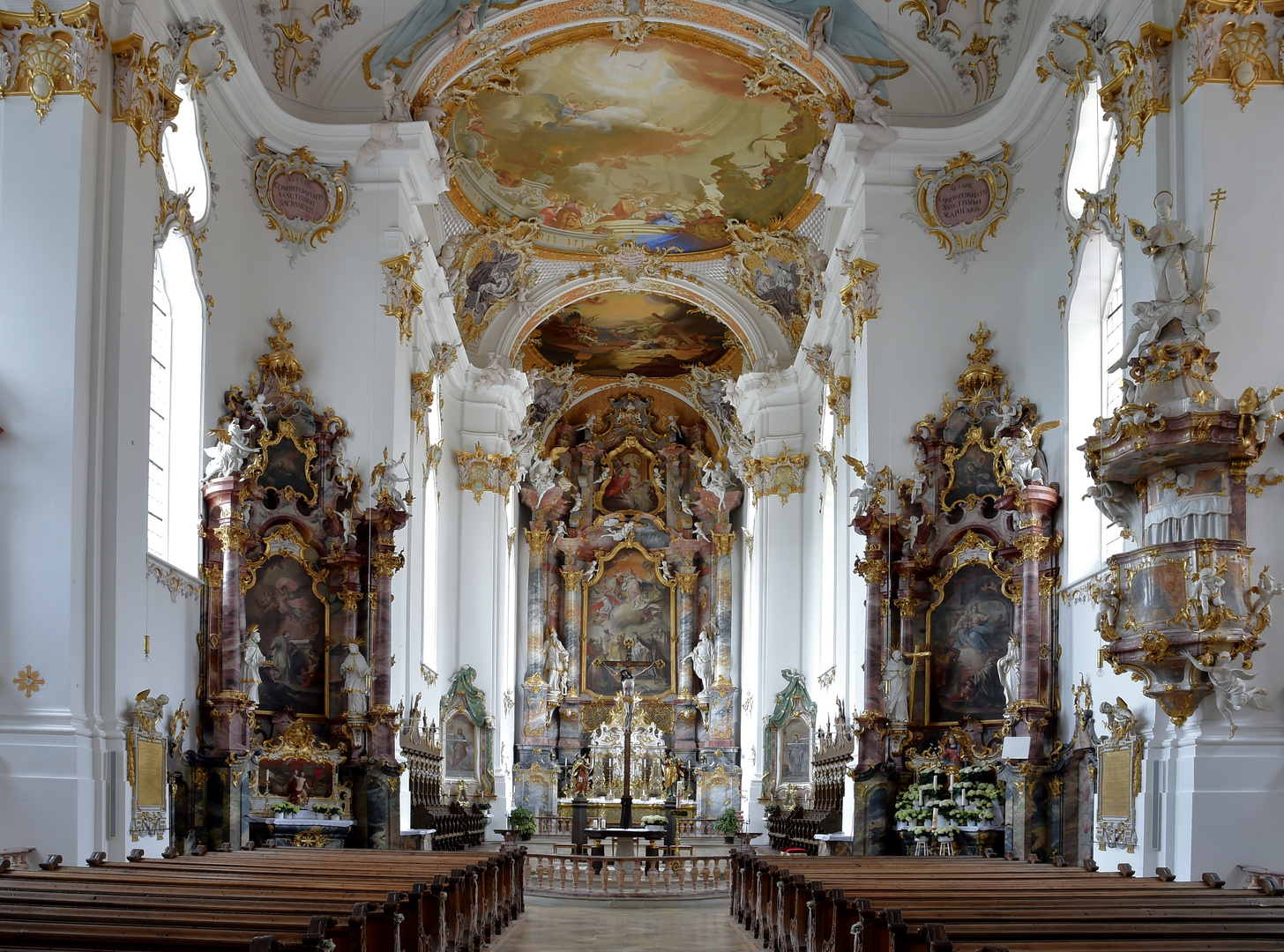 Pfarrkirche Mariä Himmelfahrt Kloster Roggenburg Blick zum Altarraum