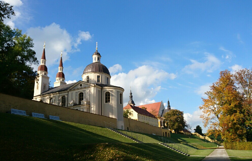 Pfarrkirche Neuzelle im herbstlichen Licht