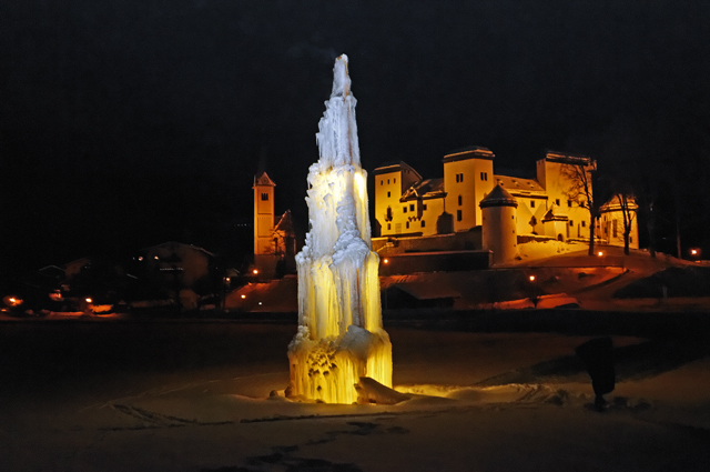 Pfarrkirche und Schloss Goldegg mit der Eispyramide