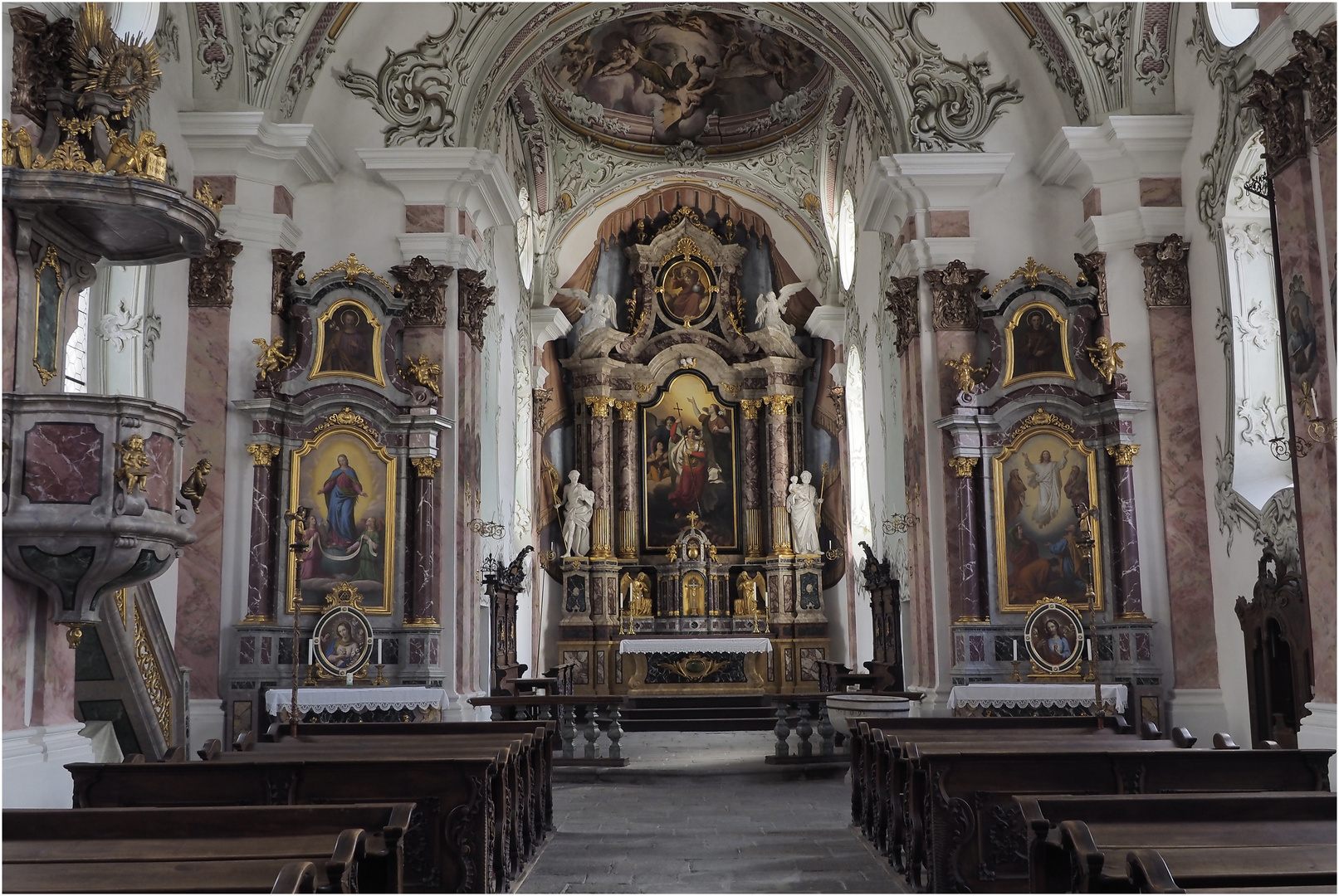 Pfarrkirche zum heiligen Michael Innen mit Altar