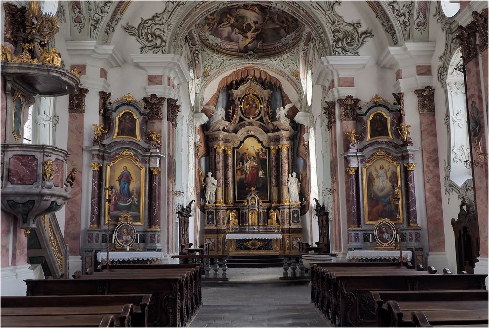 Pfarrkirche zum heiligen Michael Innen mit Altar