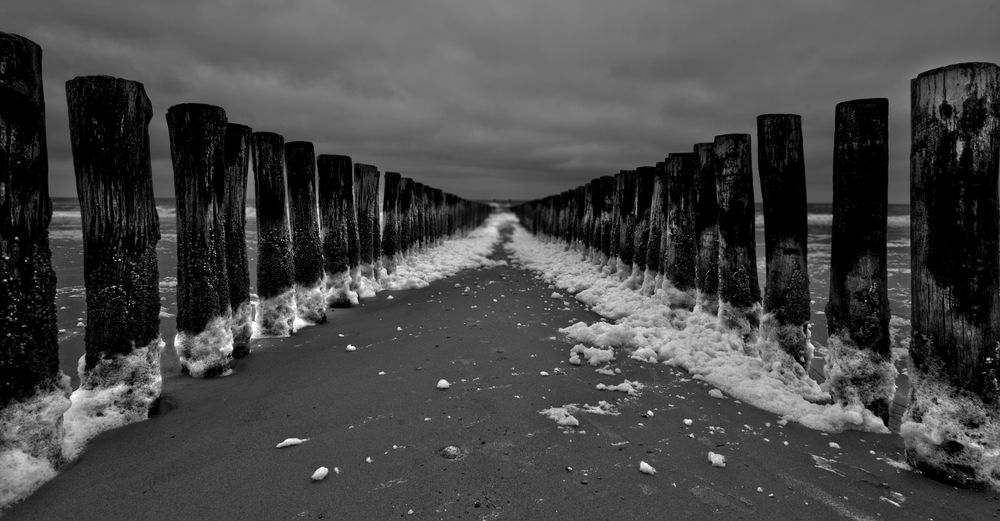 Pfeiler in der Nordsee bei Domburg in den Niederlanden