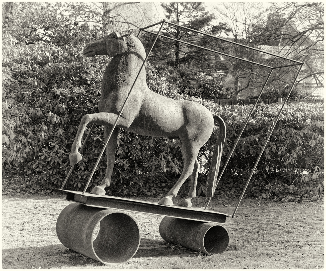 Pferd auf Rädern aus Industriemüll in SW