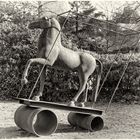 Pferd auf Rädern aus Industriemüll in SW