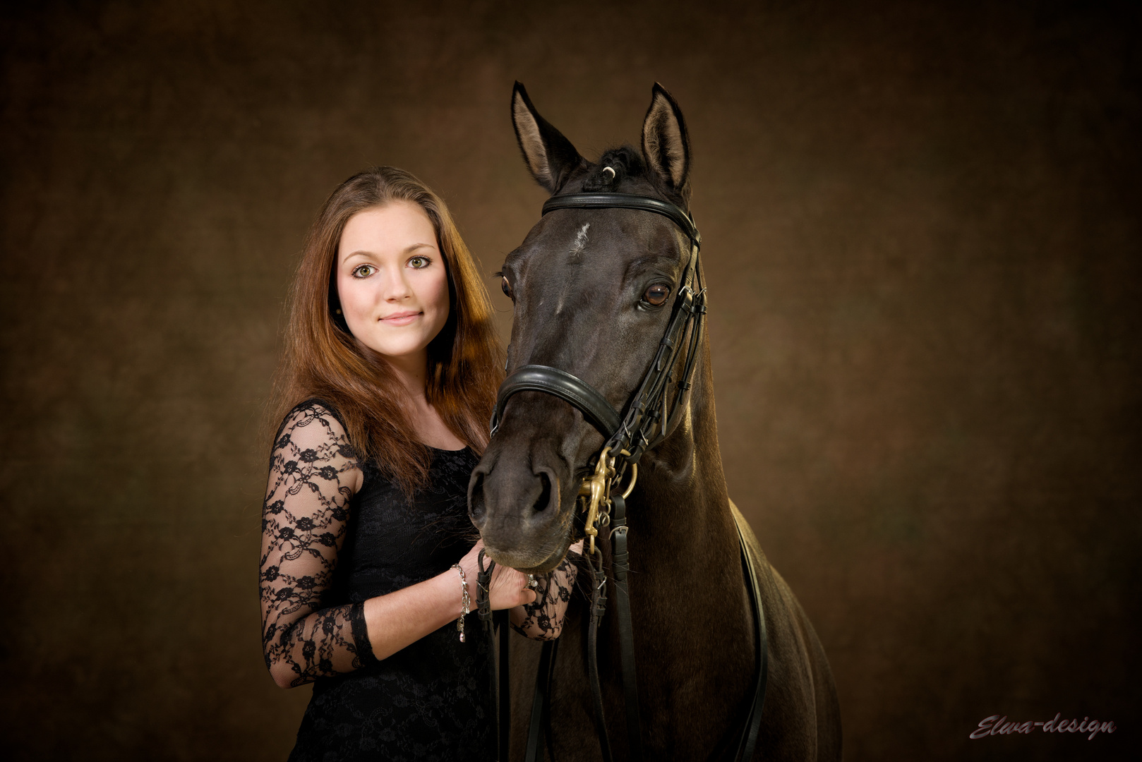 Pferd und Model im Studio