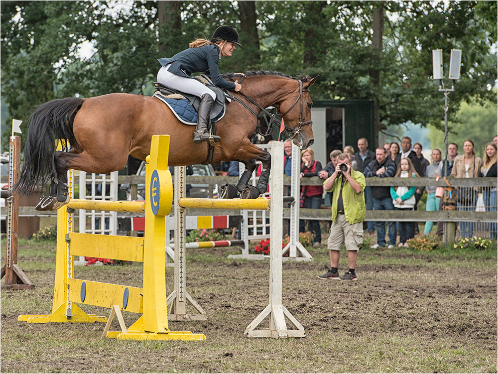 Pferd und Reiterin geben.....