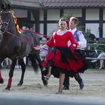 Pferd und Senorita im gleichen Schritt