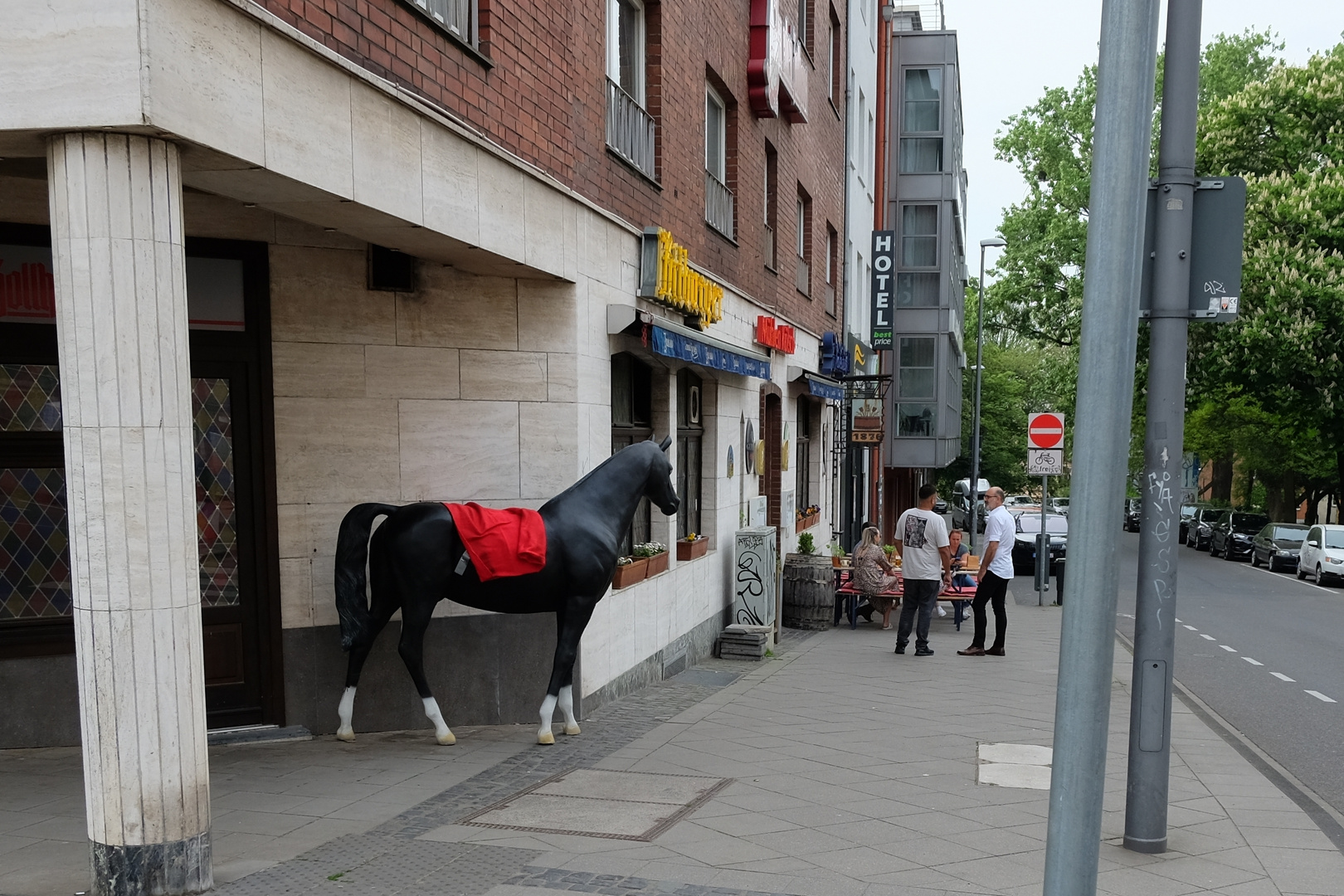 Pferd vorm Saloon