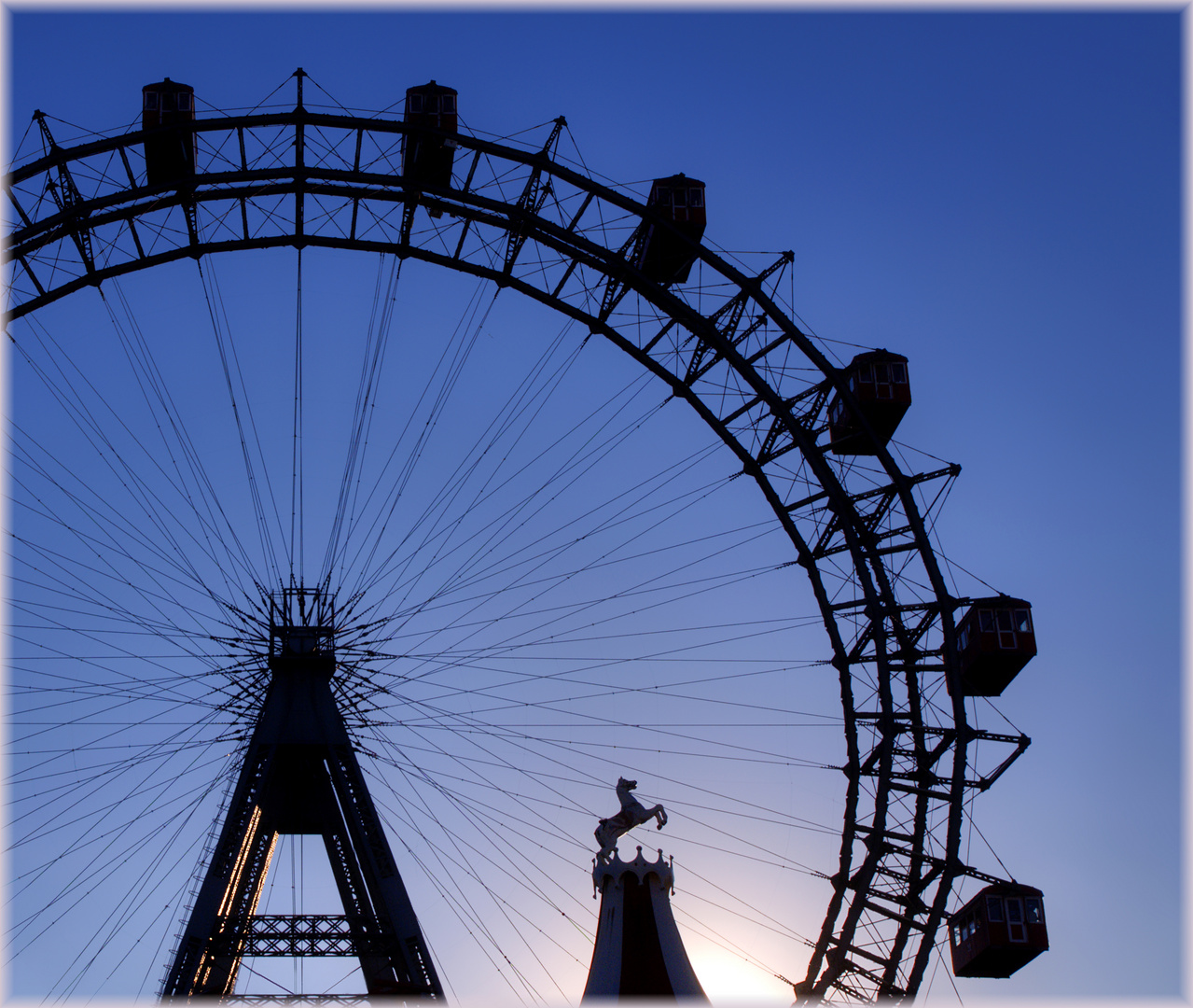 Pferdchen vor dem Riesenrad