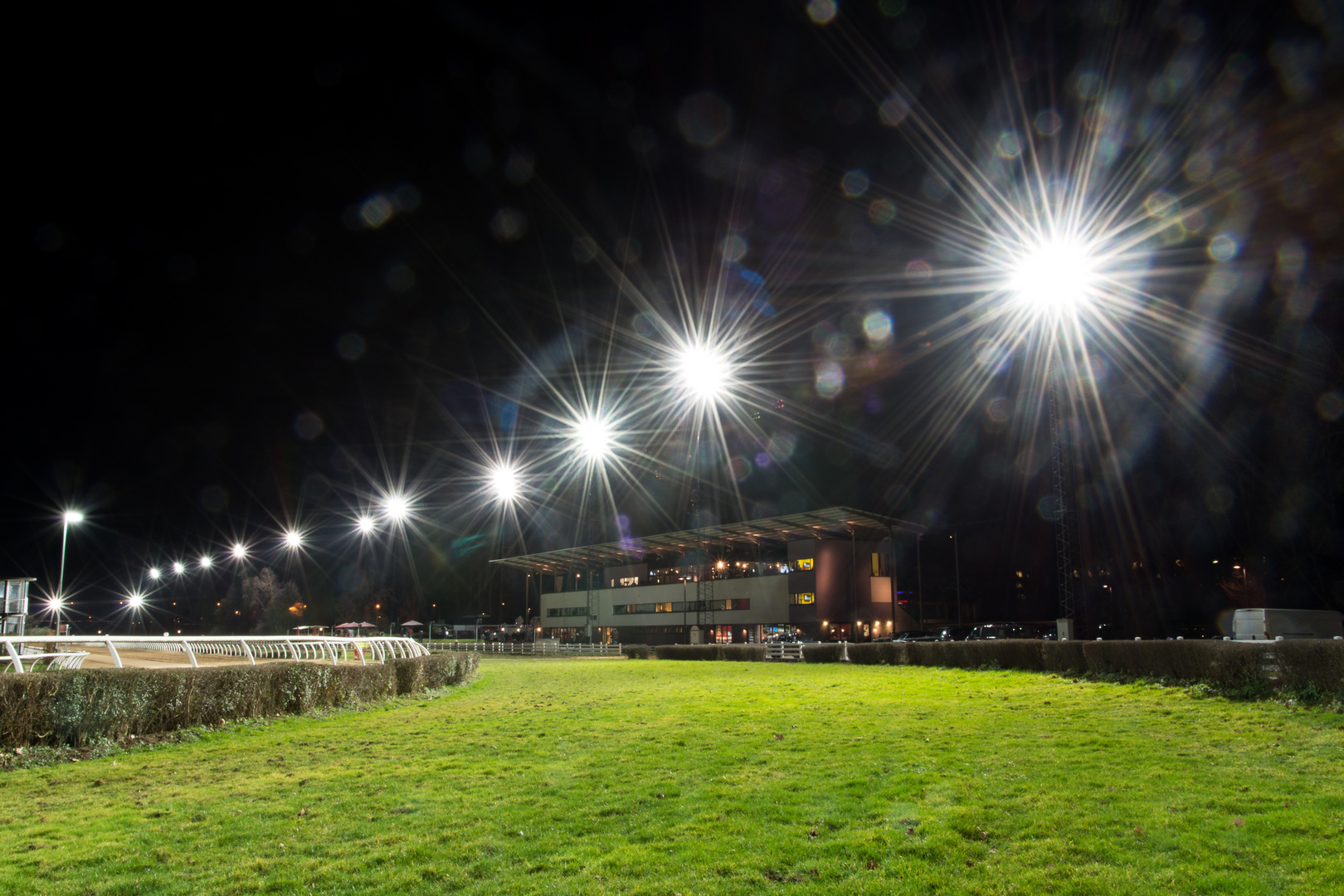 Pferderennbahn Neuss bei Nacht