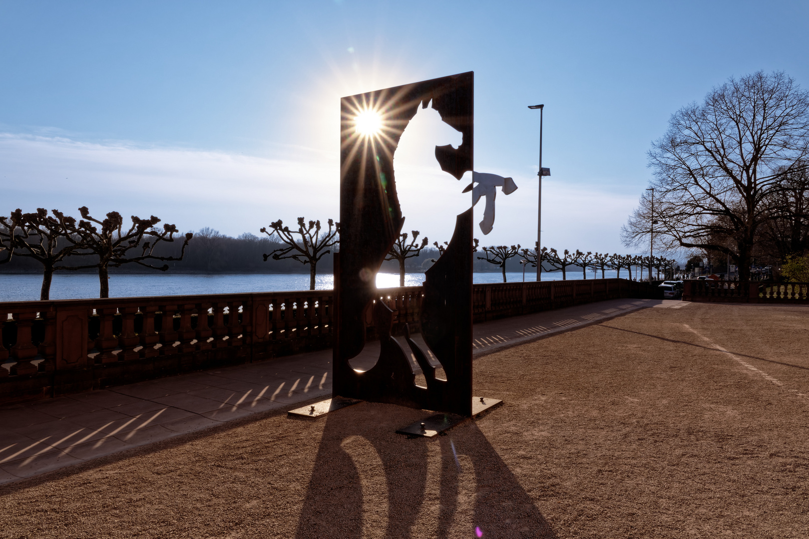 Pferdeskulptur mit Sonnenstern im Biebricher Schlosspark