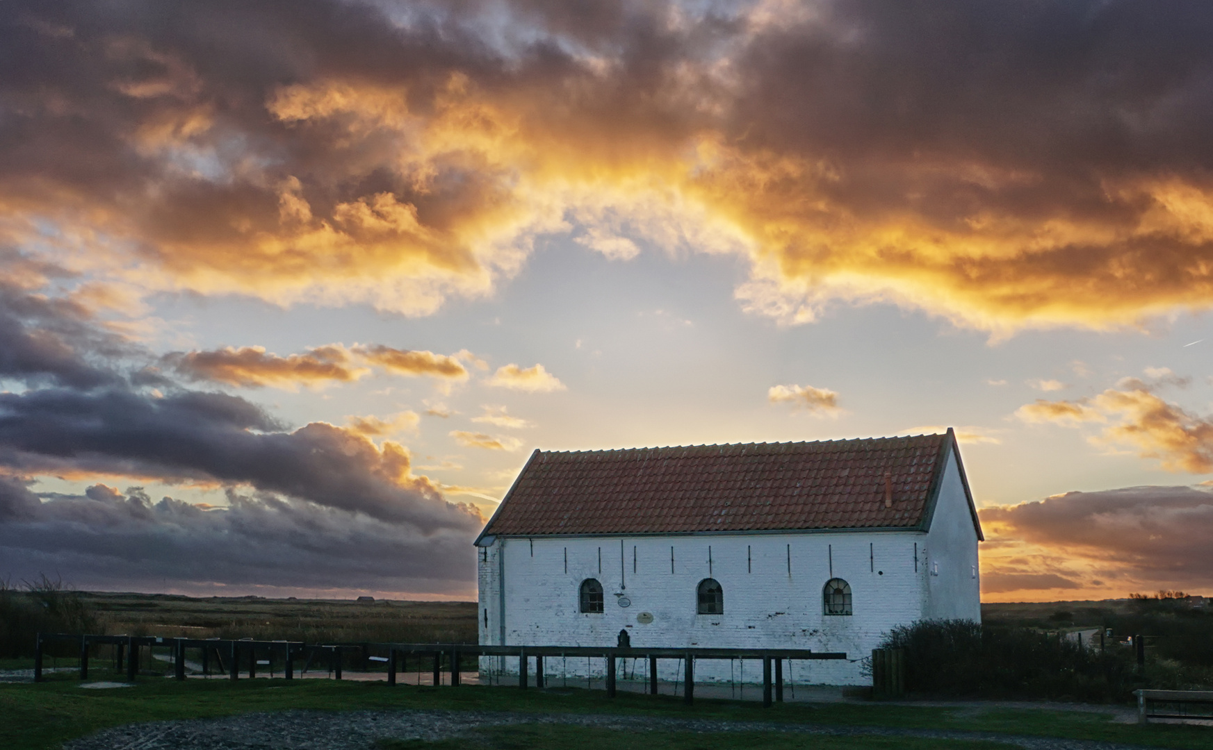 Pferdestall von Wolken gerahmt