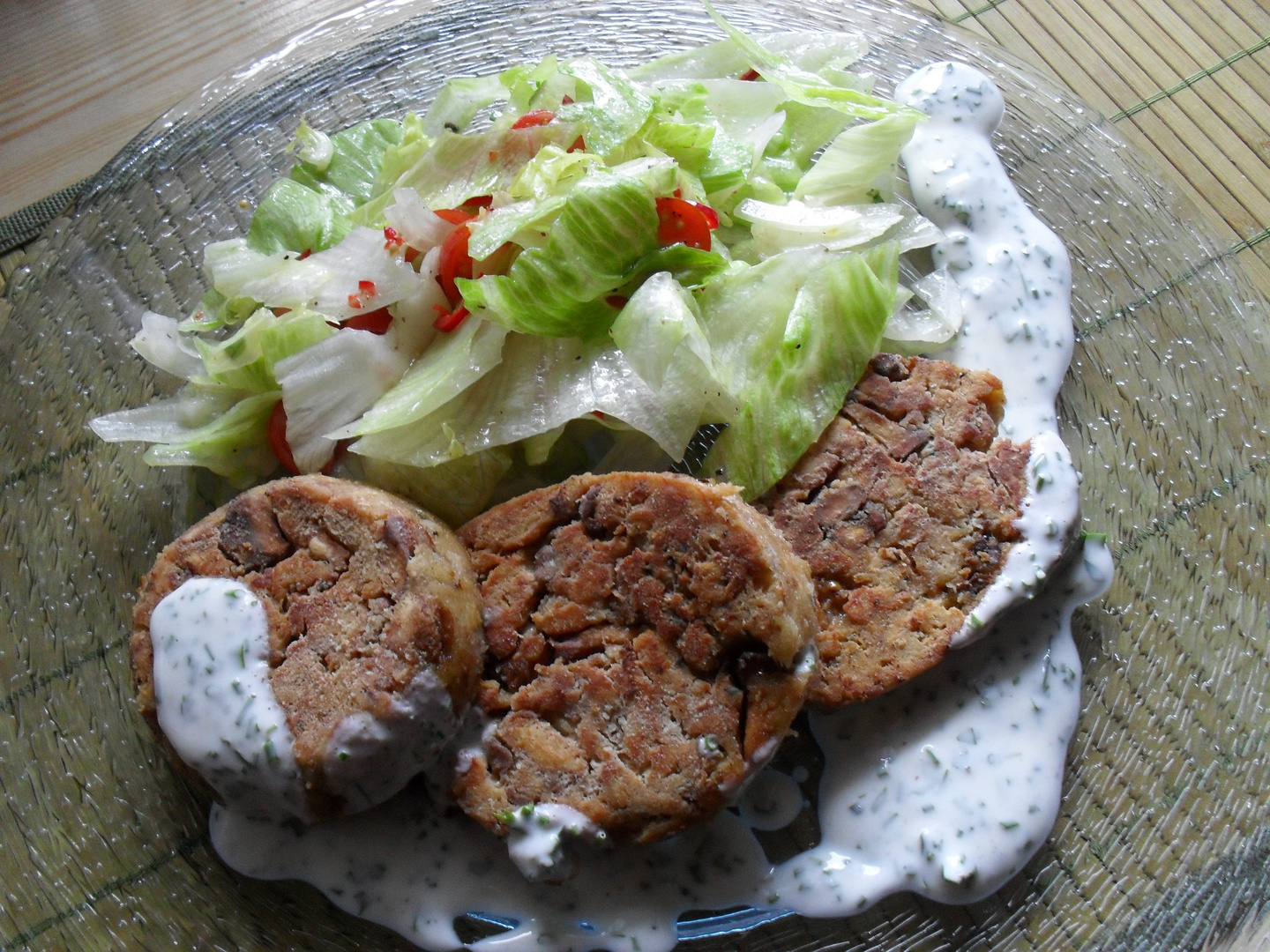 Pfifferlings-Serviettenknödel in Butter geröstet mit Schnittlauch-Cremefresh und einem Salatbouquet