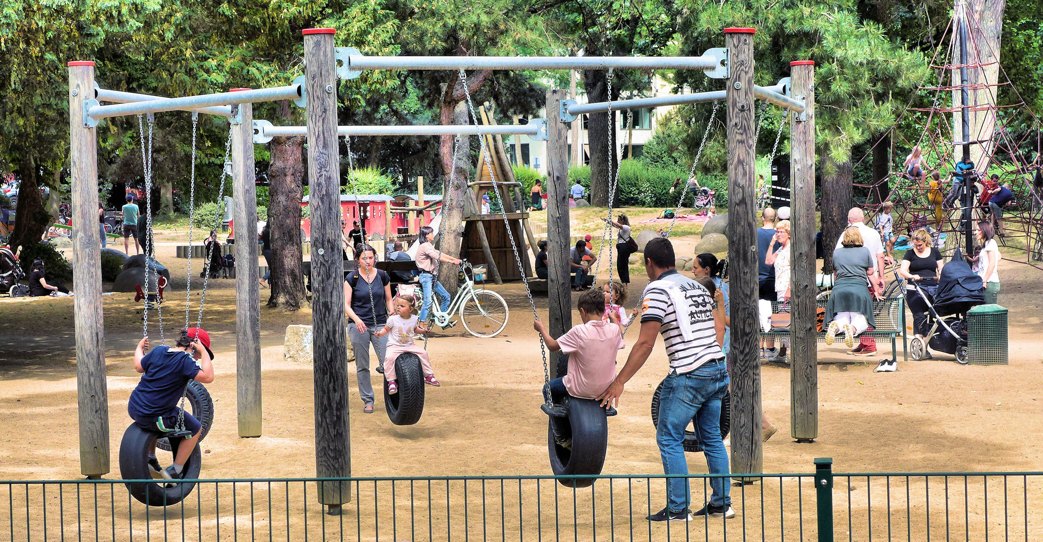 Pfingstsonntag auf einem Kölner Spielplatz